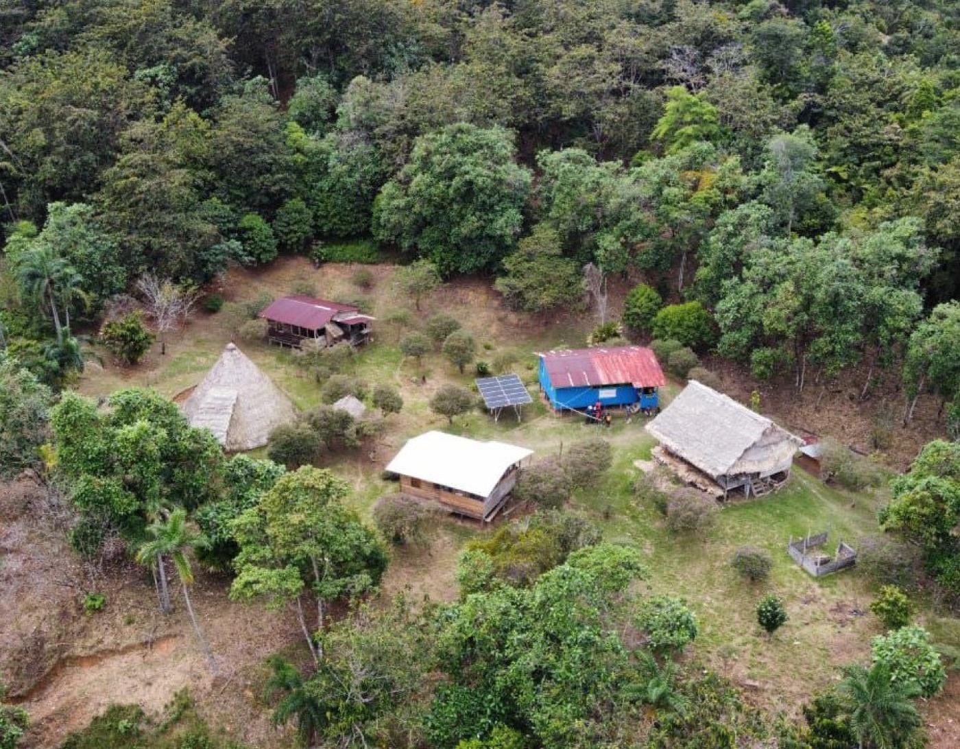 Vista aérea de la Escuela Alto Urén entre el bosque