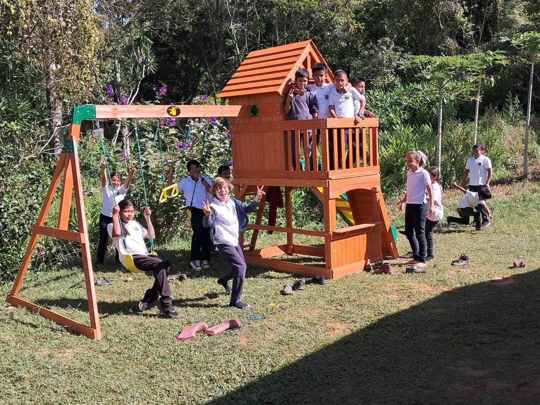 Niñas, niños y voluntariado en el nuevo play de Las Delicias de Cabagra