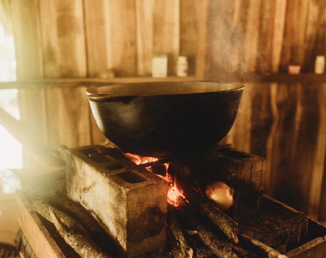 Desayuno cocinándose en un fogón de leña