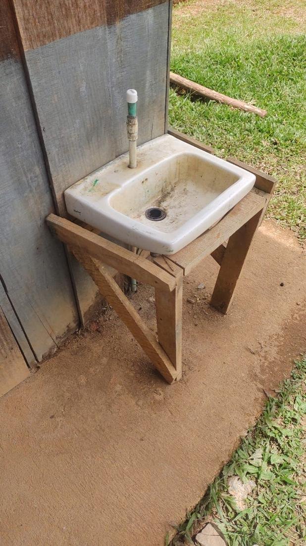 Lavamanos improvisado sobre una base de madera