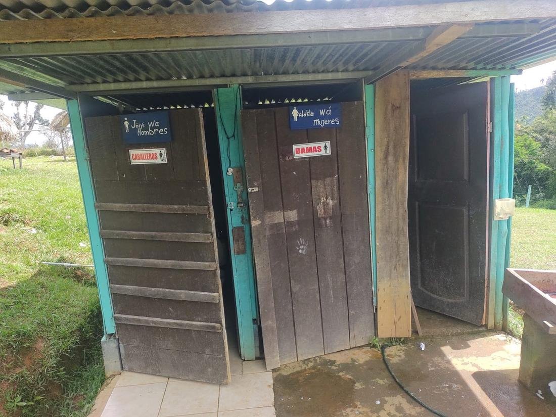 Servicios sanitarios deteriorados de la escuela