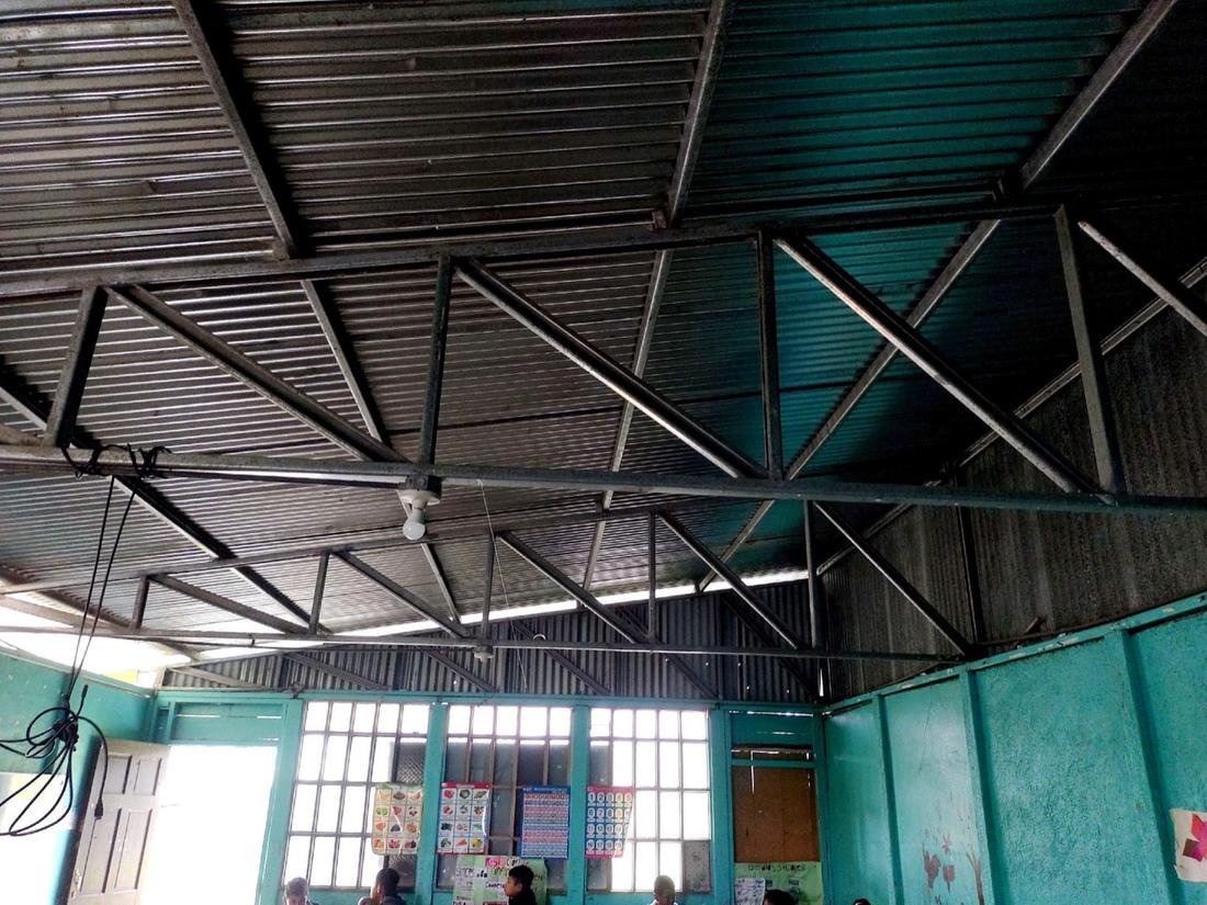 Estructura del techo de zinc sin cielo raso en Kökötsakubata