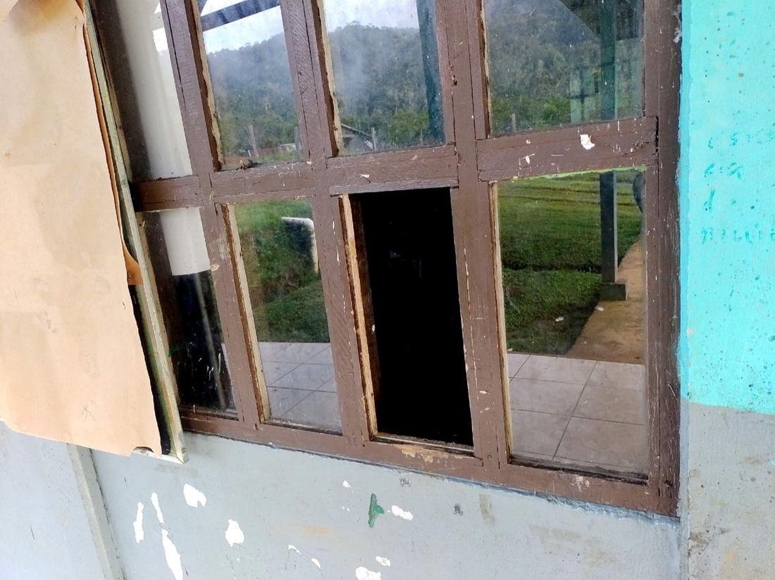 Ventana de madera dañada
