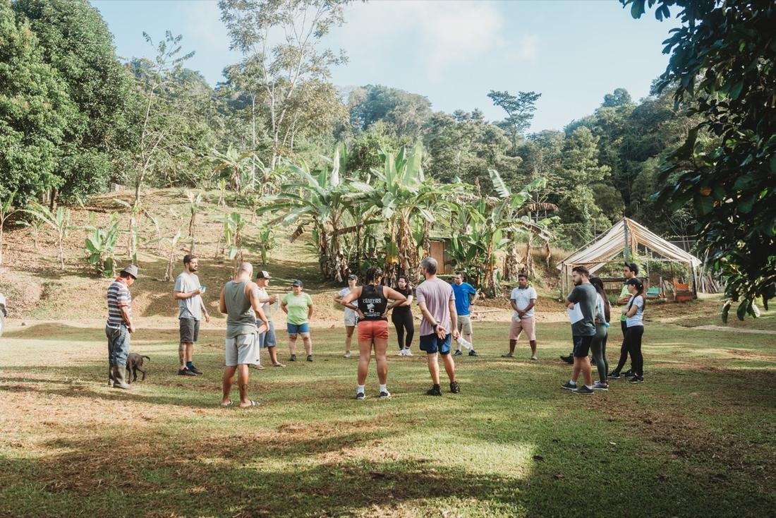 Grupo de voluntariado en círculo en un campo abierto